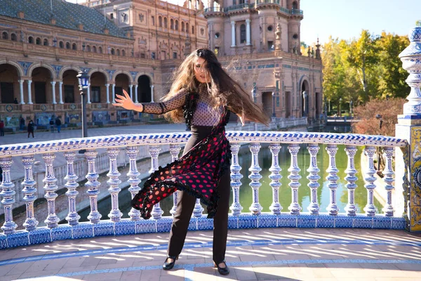 Genç Güzel Tipik Spanyol Kadın Flamenko Yapıyor Şehir Modern Kıyafetlerle — Stok fotoğraf