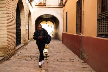 İkili olmayan ve Güney Amerikalı genç insan Avrupa 'da tatilde. Makyaj yapıyor ve siyah elbiseler giyiyor. Şehirde cep telefonuna danışarak dolaşıyor. Eşitlik kavramı.