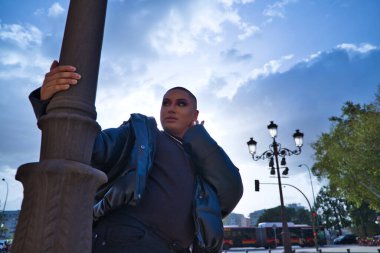 İkili olmayan, Güney Amerika kökenli ve genç bir kişi, makyaj sanatçısı ve Avrupa 'da seyahat ederken fotoğraflar için poz veriyor. Eşitlik kavramı, homoseksüellik, gey, lezbiyen, transseksüel, gey gururu.