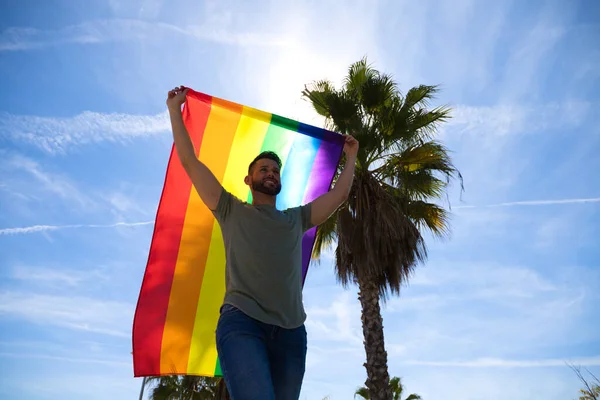 Stilig Ung Homosexuell Man Som Håller Gay Stolthet Flaggan Vinden — Stockfoto