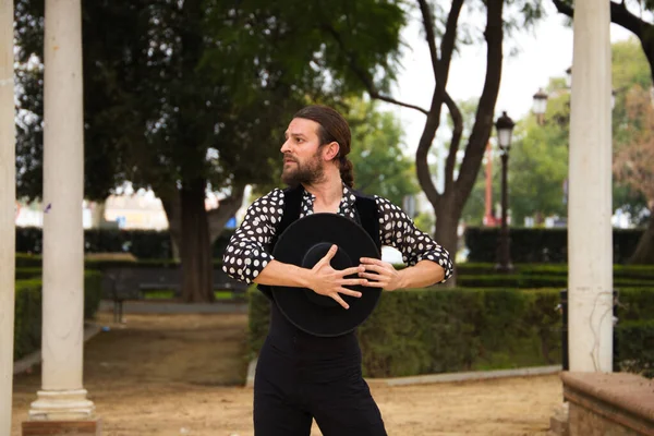 Cikán Tančí Flamenco Dlouhými Vlasy Vousy Parku Vedle Mramorových Sloupů — Stock fotografie