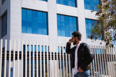 Sakallı, heykel gibi vücudu olan yakışıklı genç bir adam. Ofis müdürü olarak çalıştığı binaya gelmeden önce parkta yürüyordu. Çalışma ve yönetim kavramı.