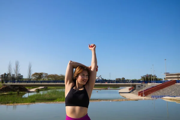 Donna Matura Nel Parco Facendo Esercizi Stretching Nel Parco Prima — Foto Stock