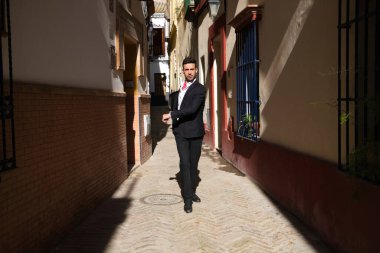 Flamenko ve çingene adam, siyah beyaz gömlek ve kırmızı puantiyeli mendil giymiş, Akdeniz 'in sokaklarında flamenko dansı yapan bir adam. İnsanlığın Flamenko kültürel mirası.