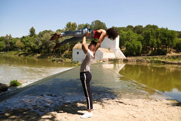 Красавчик Вродлива Латина Танцюють Бачату Біля Річки Чоловік Тримає Жінку — стокове фото