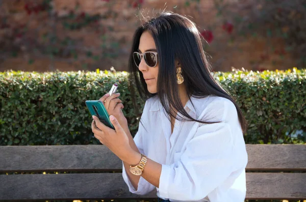 Beautiful Young South American Woman Holiday Europe Sitting Park Bench — ストック写真