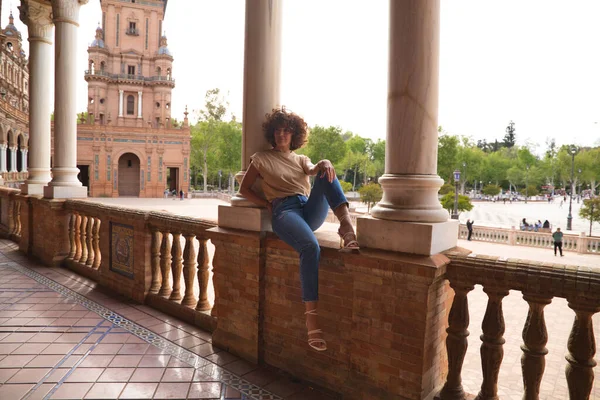 Hermosa Mujer Turismo Sevilla Mujer Está Sentada Entre Dos Columnas —  Fotos de Stock