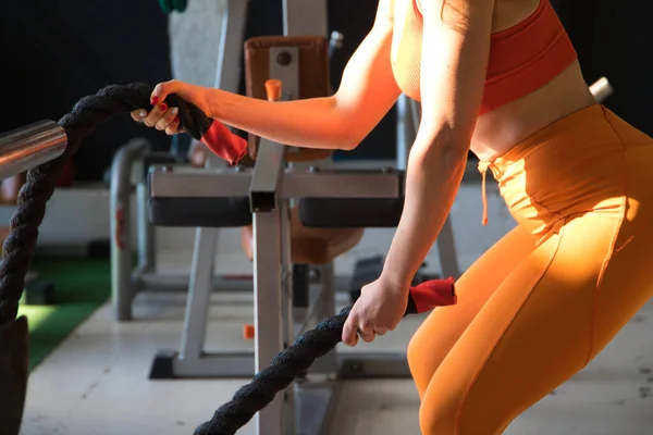Młoda Atletyczna Kobieta Robi Ćwiczenia Krzyżowe Linami Bojowymi Siłowni Gimnastyka — Zdjęcie stockowe