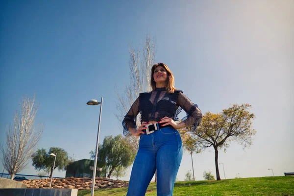 Mujer Hermosa Madura Vestido Moda Con Las Manos Las Caderas —  Fotos de Stock