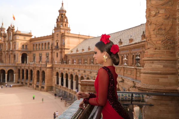 Sevilla 'da bir meydanın balkonunda flamenko yapan güzel bir genç kadın. Kırmızı bir elbise giyiyor ve bir sürü sanat eseri var. İnsanlığın Flamenko kültürel mirası.