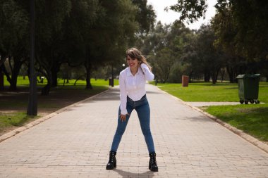 Güzel, sarışın, genç bir kadın farklı pozlar ve vücut ifadeleri veren bir model gibi davranıyor. Kadın, şehirde tatilde. Seyahat ve tatil konsepti, güzellik ve moda.