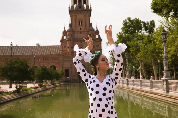 Bailarina Flamenca Hermosa Adolescente Morena Vestida Con Traje Típico Con —  Fotos de Stock