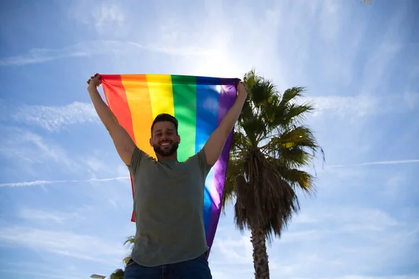 Guapo Joven Gay Sosteniendo Bandera Del Orgullo Gay Viento Cielo — Foto de Stock