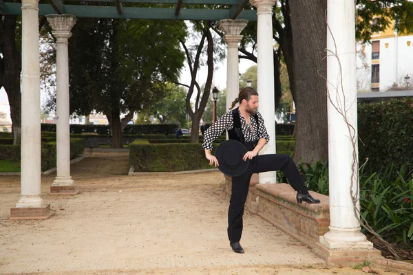 Uomo Zingaro Che Balla Flamenco Con Capelli Lunghi Barba Parco — Foto Stock