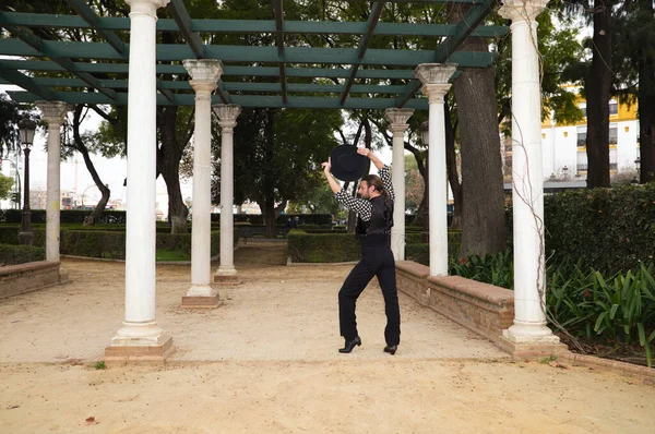 Homem Cigano Dançando Flamenco Com Cabelos Longos Barba Parque Lado — Fotografia de Stock