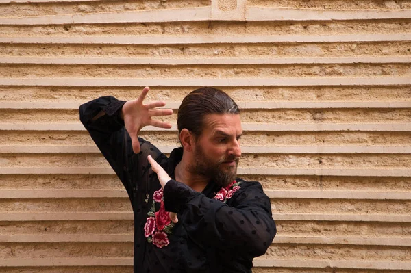 Porträtt Man Dansande Flamenco Med Svart Skjorta Och Röda Rosor — Stockfoto