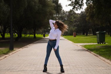 Güzel, sarışın, genç bir kadın farklı pozlar ve vücut ifadeleri veren bir model gibi davranıyor. Kadın, şehirde tatilde. Seyahat ve tatil konsepti, güzellik ve moda.