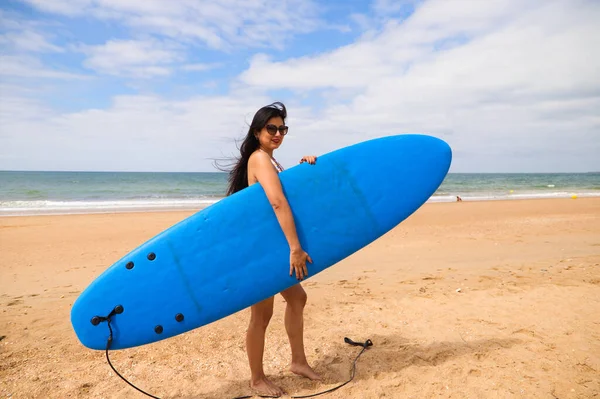 Beautiful Young Latin Woman Blue Surfboard Woman Beach Holiday Summer — Stock Fotó