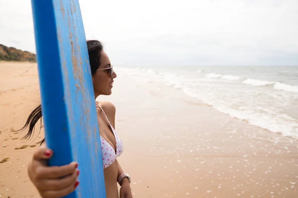 Beautiful Young Latin Woman Bikini Blue Surfboard Woman Beach Holiday — Φωτογραφία Αρχείου