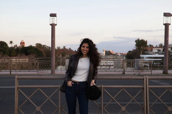 Koyu Kıvırcık Saçlı Genç Güzel Kadın Sevilla Geziyor Altın Saatinde — Stok fotoğraf