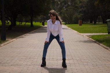 Güzel, sarışın, genç bir kadın farklı pozlar ve vücut ifadeleri veren bir model gibi davranıyor. Kadın, şehirde tatilde. Seyahat ve tatil konsepti, güzellik ve moda.