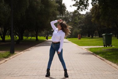 Güzel, sarışın, genç bir kadın farklı pozlar ve vücut ifadeleri veren bir model gibi davranıyor. Kadın, şehirde tatilde. Seyahat ve tatil konsepti, güzellik ve moda.