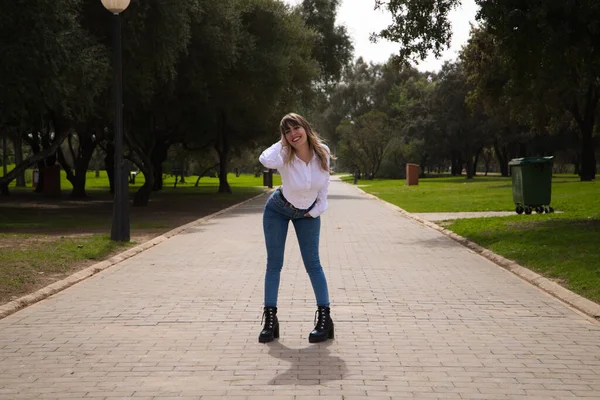 Bonita Loira Jovem Mulher Está Posando Como Modelo Fazendo Diferentes — Fotografia de Stock