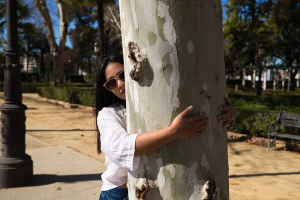 Very Happy Teenage Girl Hugging Huge Tree Trunk Park Her — 스톡 사진