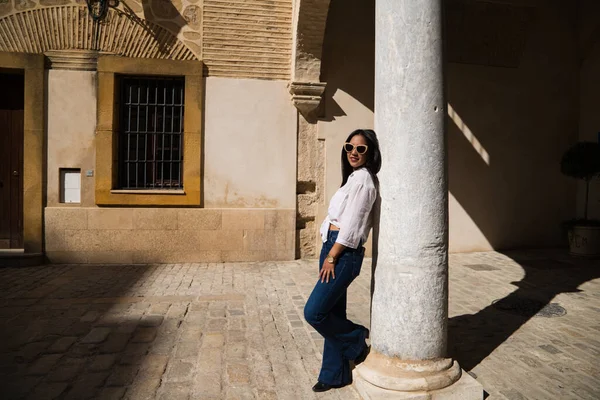 Genç Güzel Esmer Güney Amerikalı Kadın Avrupa Seyahat Ediyor Avrupa — Stok fotoğraf