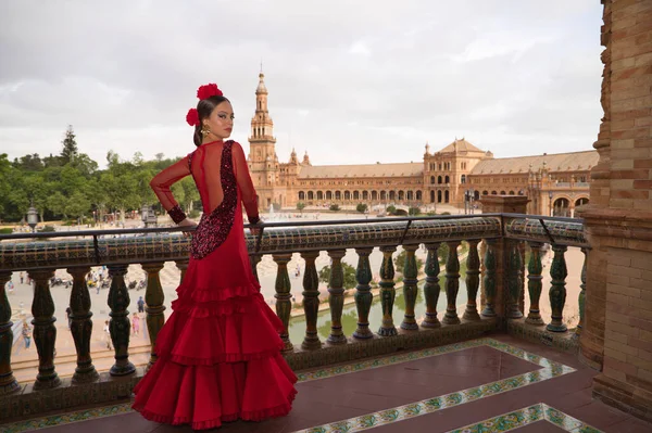 Hermosa Adolescente Bailando Flamenco Balcón Una Plaza Sevilla Lleva Vestido —  Fotos de Stock