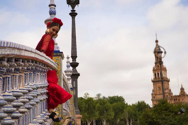 Piękna Nastolatka Tańcząca Flamenco Moście Widokiem Słynny Plac Sewilli Ona — Zdjęcie stockowe