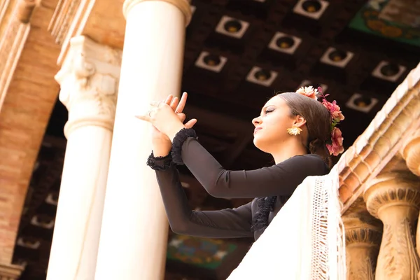 Красивая Танцовщица Фламенко Каштановыми Волосами Стоит Балконе Между Двумя Колоннами — стоковое фото