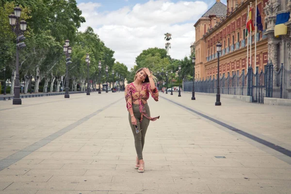Young Blonde Beautiful Woman Holiday Visiting Seville Woman Large Avenue — Stok fotoğraf