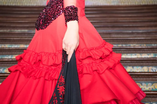 Una Bella Adolescente Che Balla Flamenco Sale Scale Stringendo Mano — Foto Stock