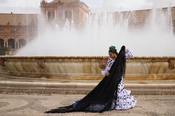 Žena Flamenco Tanečnice Dospívající Brunetka Krásná Typická Španělská Tanečnice Tančí — Stock fotografie