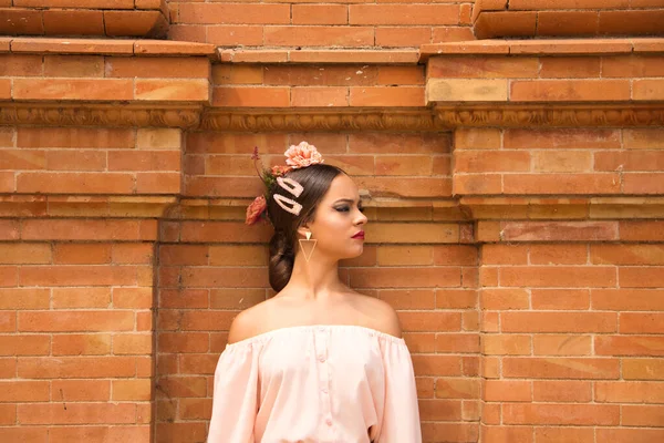 Una Bella Ballerina Flamenco Adolescente Vestita Con Una Gonna Fiorita — Foto Stock