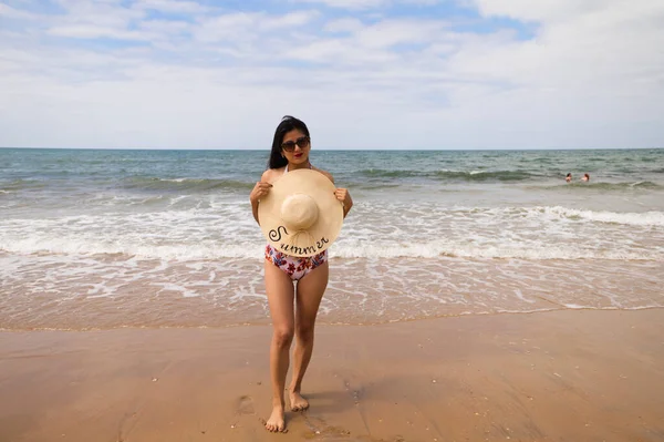 Beautiful Young Woman Walking Beach Hat Protect Herself Sun Woman — стоковое фото