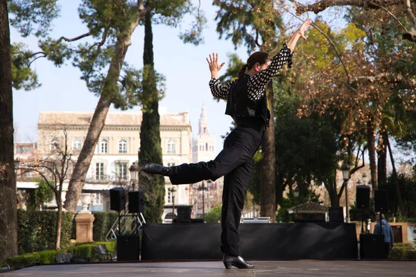 Uomo Zingaro Con Capelli Lunghi Che Balla Flamenco Palco All — Foto Stock