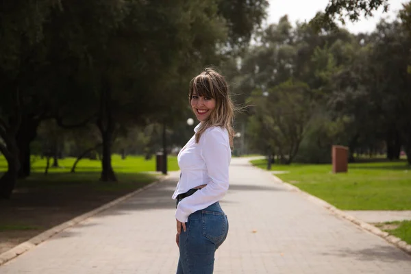 Güzel, sarışın, genç bir kadın farklı pozlar ve vücut ifadeleri veren bir model gibi davranıyor. Kadın, şehirde tatilde. Seyahat ve tatil konsepti, güzellik ve moda.