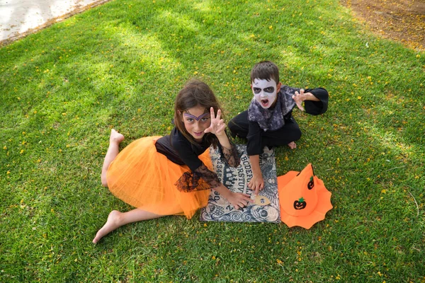 Girl Dressed Witch Orange Hat Orange Skirt Boy Dressed Zombie — Stok fotoğraf