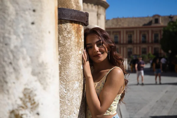 Mulher Bonita Roupas Casuais Apoiando Uma Coluna Catedral Sevilha Mulher — Fotografia de Stock