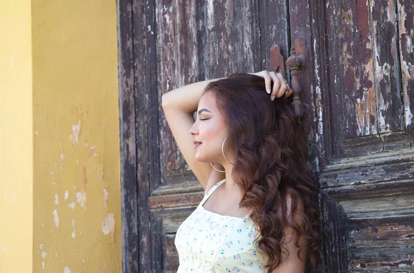 Jovem Mulher Bonita Vestida Com Roupas Casuais Apoiando Uma Velha — Fotografia de Stock