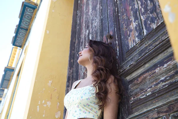 Jovem Mulher Bonita Vestida Com Roupas Casuais Apoiando Uma Velha — Fotografia de Stock