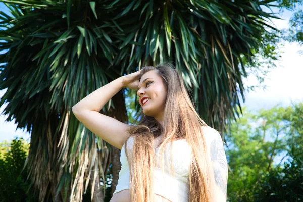 Jovem Bonita Loira Olhos Azuis Passear Pelo Parque Posar Para — Fotografia de Stock