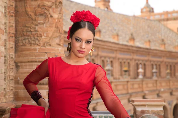 Sevilla Bir Meydanın Balkonunda Flamenko Yapan Güzel Bir Genç Kadın — Stok fotoğraf