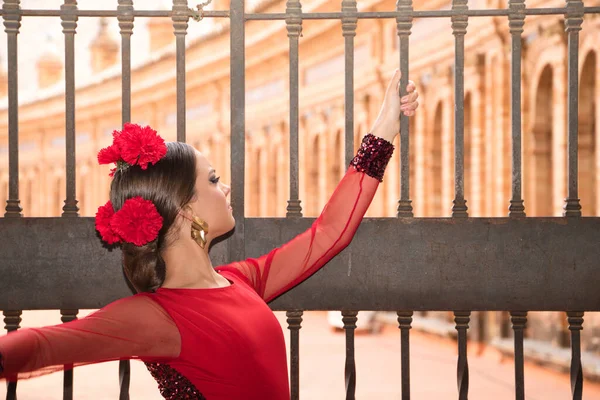 Красивая Девушка Подросток Танцует Фламенко Площади Севилье Испания Носит Красное — стоковое фото