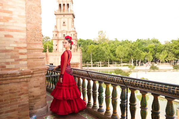 Bella Adolescente Che Balla Flamenco Sul Balcone Una Piazza Siviglia — Foto Stock