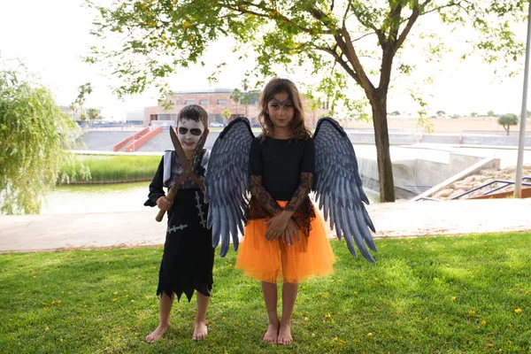 Girl Dressed Witch Orange Skirt Black Wings Boy Dressed Zombie — Stockfoto