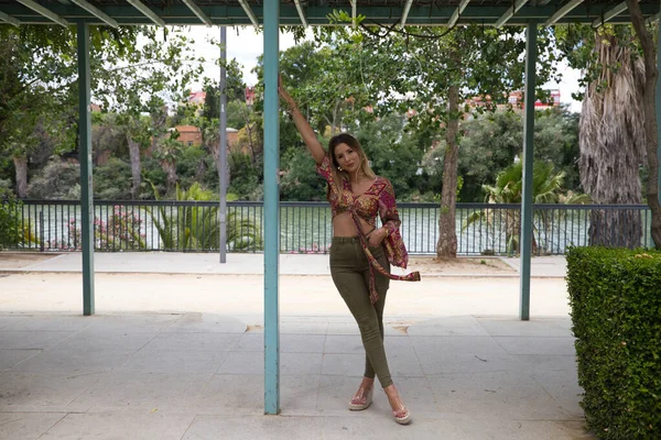 Jovem Bela Mulher Loira Está Posando Para Uma Foto Parque — Fotografia de Stock