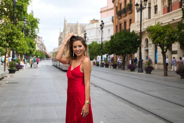 Seville Anayasanın Caddesinde Poz Veren Kırmızı Ipek Elbiseli Güzel Bir — Stok fotoğraf